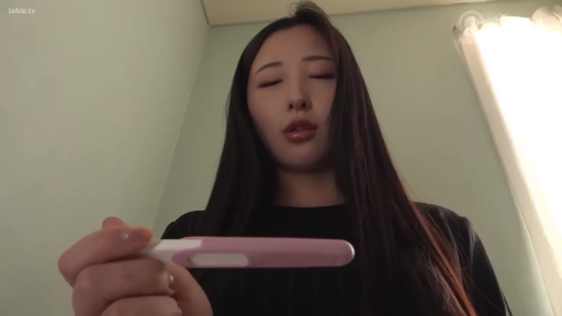 室内 · 严肃 · 面部 · 站立 · 仰拍 · 黑色上衣 · 验孕棒 · 查看验孕棒