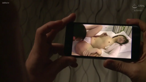 卧室 · 享受 · 舔阴 · 手机 · 内衣 · 手机屏幕 · 侧卧 · 偷拍视角