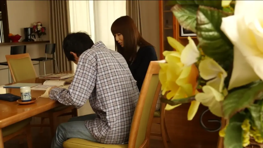 室内 · 交谈 · 面部 · 俯身 · 微笑 · 职业装 · 长发 · 办公用品