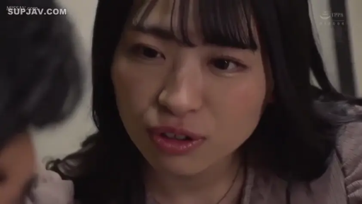 室内 · 严肃 · 脸部特写 · 灰色上衣 · 正面 · 说话 · 黑发