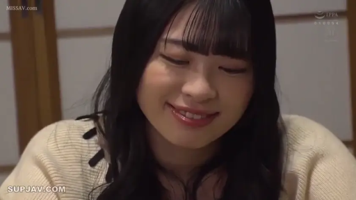 室内 · 微笑 · 面部特写 · 针织衫 · 清纯 · 俯视 · 正面