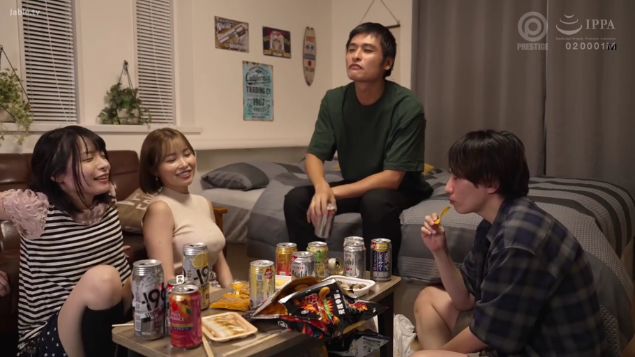 坐姿 · 卧室 · 全景 · 休闲装 · 饮酒 · 开怀大笑 · 易拉罐 · 多人聚会