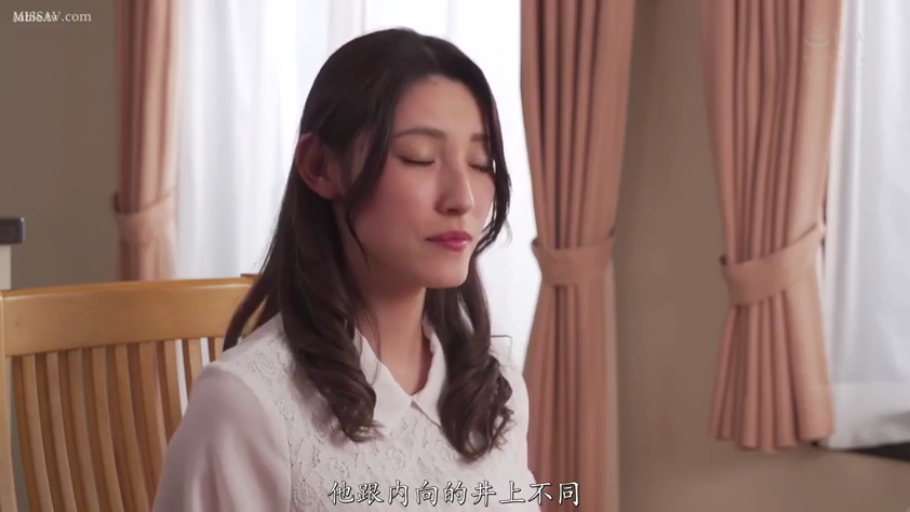 坐姿 · 字幕 · 中景 · 平静 · 房间 · 闭目 · 白色蕾丝衬衫 · 木质靠背椅