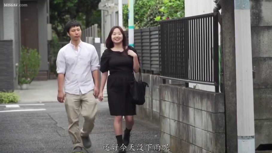 Whole body · Smile · Chinese subtitles · Street · 行走 · Black dress · 散步 · One-shoulder bag