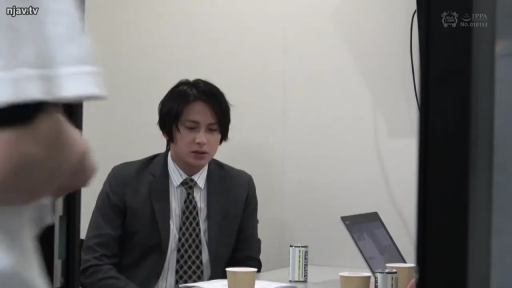 坐姿 · 严肃 · 办公室 · 半身 · 纸杯 · 交流 · 西装 · 男性