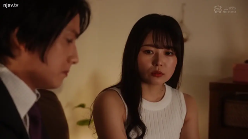 室内 · 坐姿 · 白色背心 · 凝视 · 谈话 · 近景 · 柜子 · 沉重