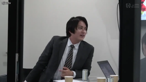 Sitting Posture · Conversation · 办公室 · Smile · Half-body · Laptop · Suit · Workplace