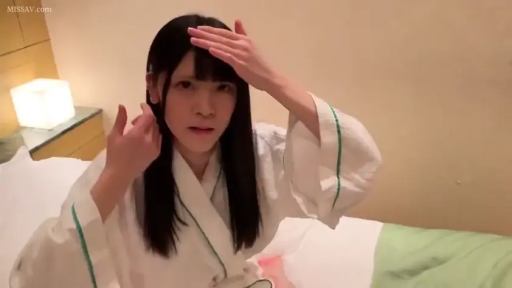 座り姿勢 · ベッド · ホテルルーム · 自然 · 半身 · 浴袍 · 黑长直 · 拨弄头发