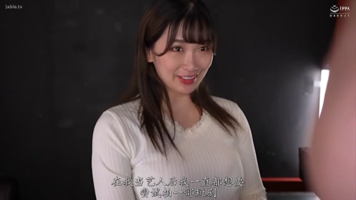 Indoor · Stand · Smile · Chinese subtitles · Eye contact · 上半身特写 · 白色针织衫