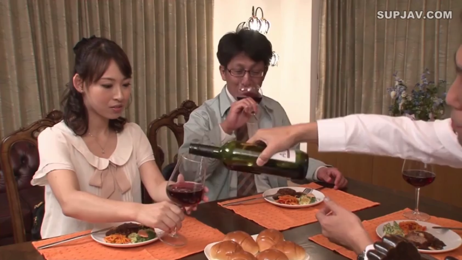 坐姿 · 中景 · 自然 · 剧情 · 餐厅 · 用餐 · 红酒 · 女式衬衫