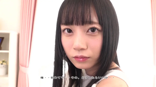 室内 · 脸部特写 · 凝视 · 平淡 · 白色无袖上衣 · 正对镜头 · 黑长直