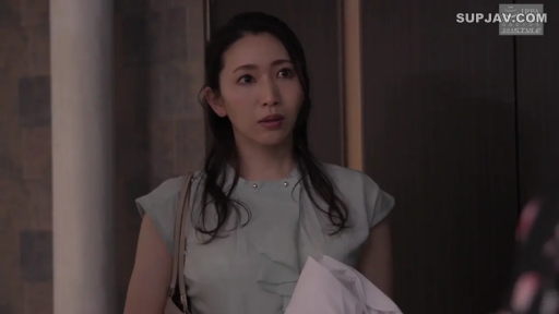 室内 · 站立 · 半身 · ハンドバッグ · 熟女 · 惊讶 · 淡い色のトップス · 拿物