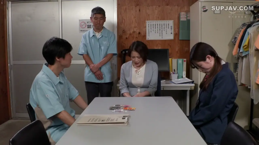 Standing Posture · Serious · 办公室 · 文件 · 道歉 · Work clothes · 多人