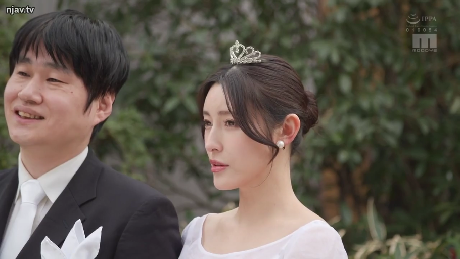 面部 · 站立 · 微笑 · 户外 · 婚纱 · 合影 · 皇冠 · 婚礼