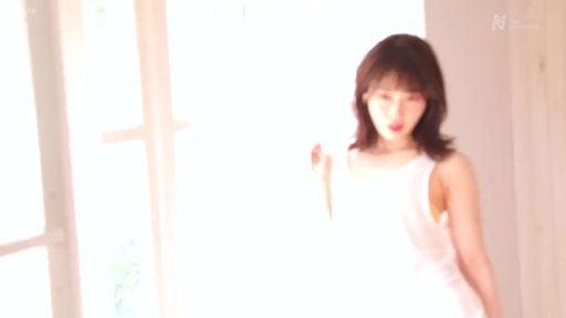 室内 · 站立 · 平静 · 摆拍 · 半身 · 白いタンクトップ · 高露出