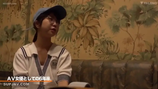 室内 · 坐姿 · 眼镜 · 字幕 · 中景 · 平静 · 采访 · 水手服上衣