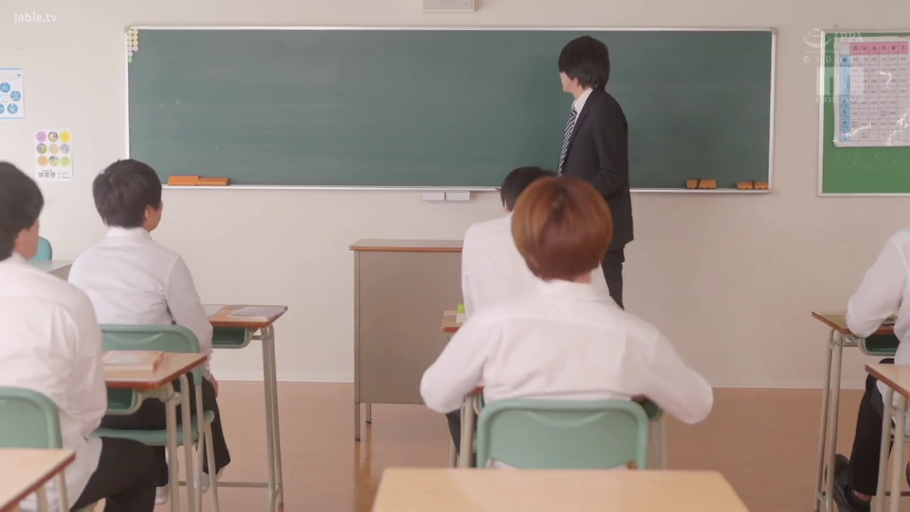 站姿 · 教室 · 剧情 · 远景 · 西装 · 课桌椅 · 讲课