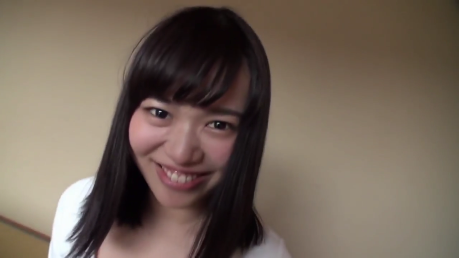 室内 · 脸部特写 · 微笑 · 白色上衣 · 对视 · 前倾 · 黑长直