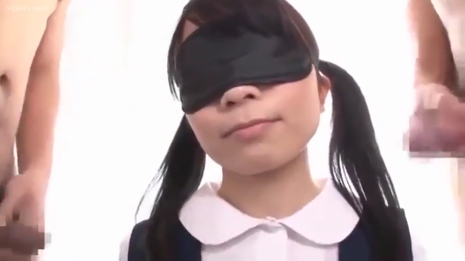 室内 · 投入 · 露乳 · 站立 · 亲吻 · 半裸 · 空调 · 侧拍