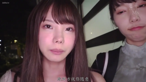 委屈 · 脸部特写 · 站立 · 白色上衣 · 对视 · 素人风格 · 户外夜间