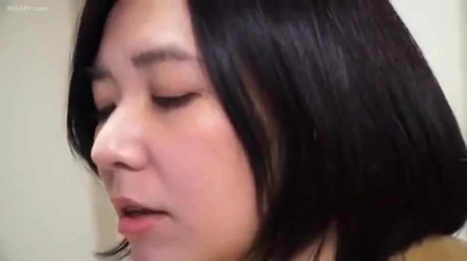 专注 · 全裸 · 自慰 · 电脑 · 书房 · 窥视 · 屏幕特写 · 蜷缩