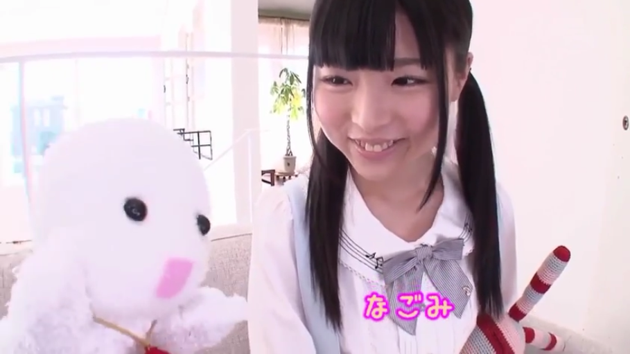 室内 · 座り姿勢 · 顔部のクローズアップ · 微笑 · 制服 · 双马尾 · インタラクティブ · 玩偶