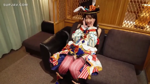 胸部特写 · 愉悦 · 仰卧 · 床上 · 露点 · 吮吸手指 · 开襟衫
