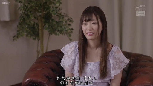 室內 · 坐姿 · 面部 · 沙发 · 微笑 · 谈话 · 访谈 · 紫色连衣裙