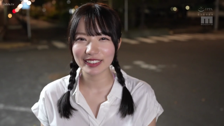 严肃 · 站立 · 交流 · 厨房 · 紫色上衣 · 厨具 · 生活剧情