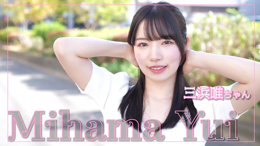 室内 · 座り姿勢 · 微笑 · 革ソファ · 紫色格纹吊带 · 胴体クローズアップ · 休息 · 明亮