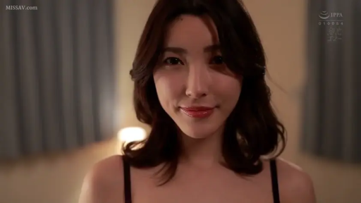 室内 · 微笑 · 顔のクローズアップ · 对视 · 长发 · 黒い下着 · 正面