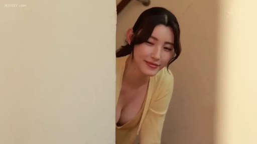 胸部特寫 · 走廊 · 探頭 · 黄色低胸衣