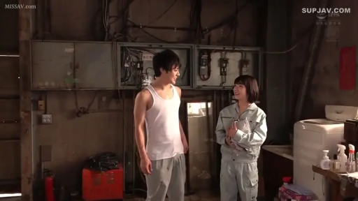 室内 · 交谈 · 站立 · 中景 · 微笑 · 工作服 · 杂物间 · 洗衣机