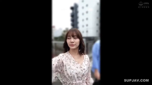 Stand · 平静 · Half-body · Floral print dress · 日常 · Outdoor street · 注视一侧