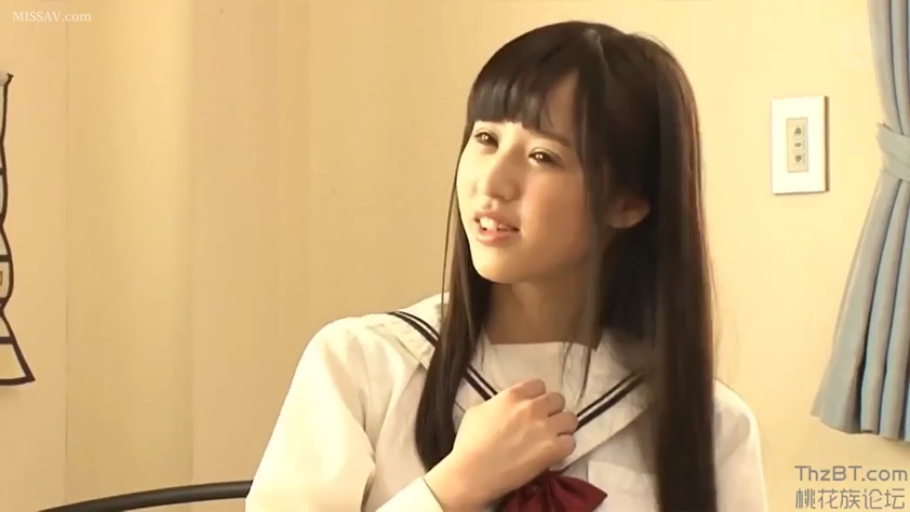 室内 · 上半身特写 · 紧张 · 白色水手服