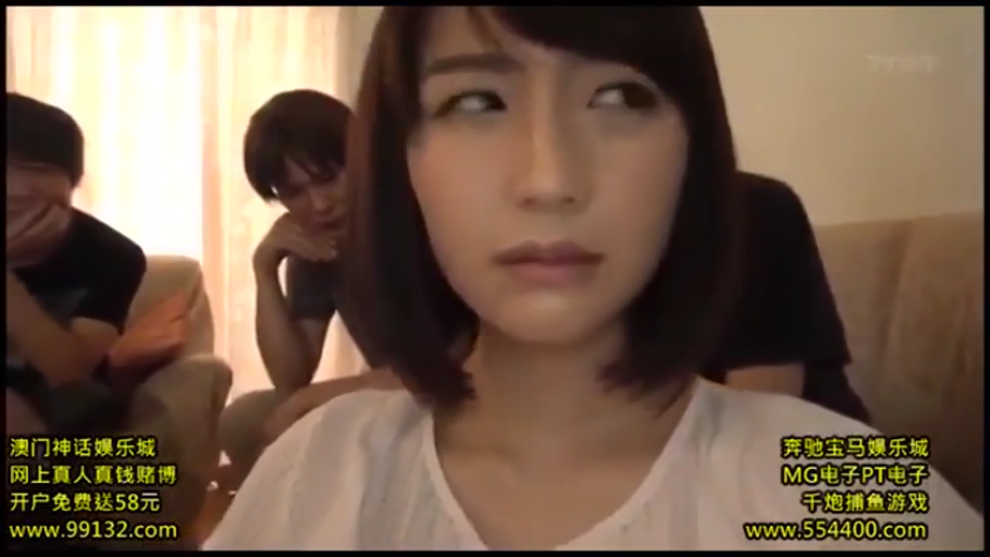 脸部 · 沙发 · 客廳 · 正坐 · 多人 · 观看 · 担忧 · 白色便装