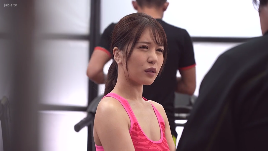 坐姿 · 交谈 · 脸部特写 · 亚洲人 · 健身房 · 疑惑 · 跑步机 · 粉色运动内衣