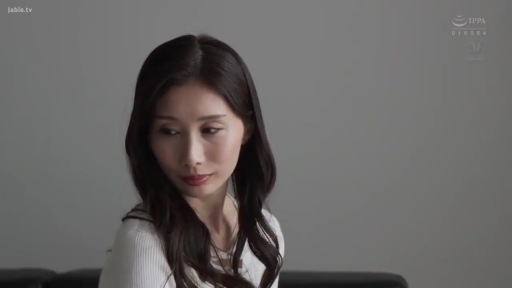 室内 · 坐姿 · 面部 · 平静 · 回眸 · 长发 · 白色毛衣