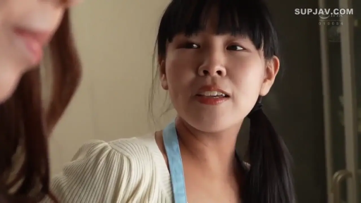 室内 · 交谈 · 站立 · 自然 · 面部特写 · 亚洲女性 · 围裙