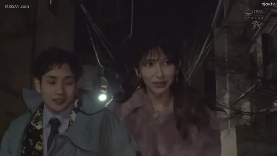 微笑 · 顔のクローズアップ · 首饰 · 夜景 · 户外约会 · 夜间街道 · 步行姿势 · 厚款外套