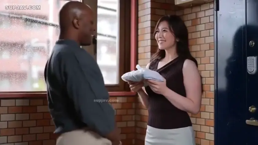 递送物品 · 站立 · 中景 · 无袖上衣 · 微笑 · 玄关 · 黑白配 · 白色包裹