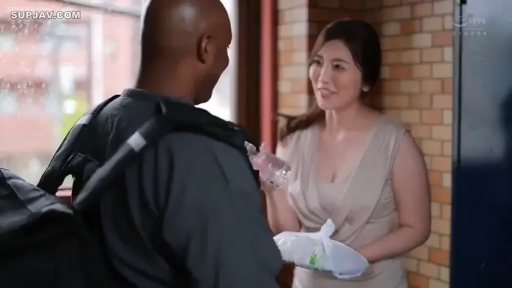 站立 · 中景 · 微笑 · 走廊 · 交流 · 水瓶 · 连身裙 · 跨种族