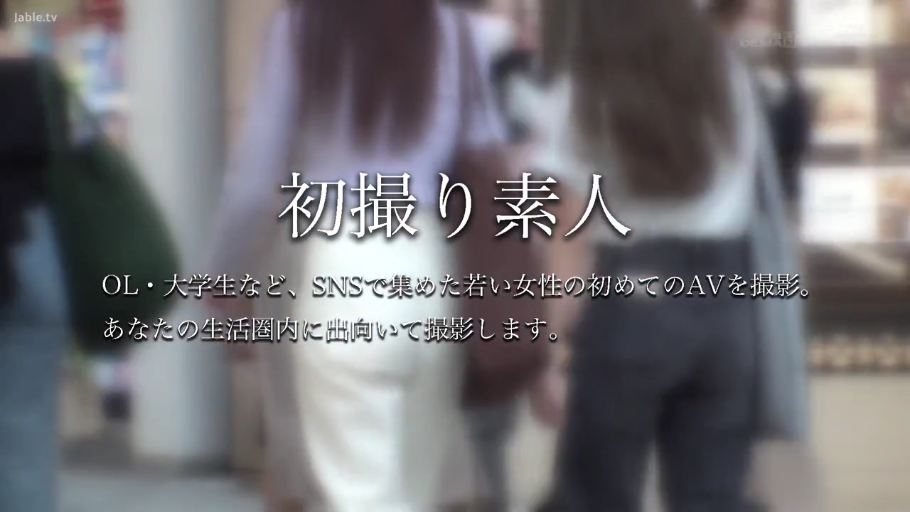 街道 · 深灰色裤子