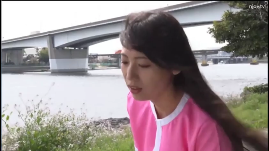 Sitting Posture · Conversation · Medium shot · 自然 · 长发 · Pink top · 户外河边