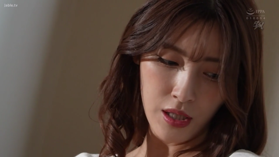 室内 · 低头 · 面部特写 · 白色上衣 · 长发 · 俯视 · 微张口