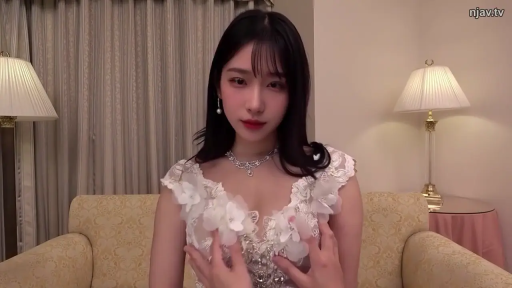 走廊 · 背对镜头 · 臀部特写 · 诱惑 · 黑色背心 · 露出 · 拖鞋