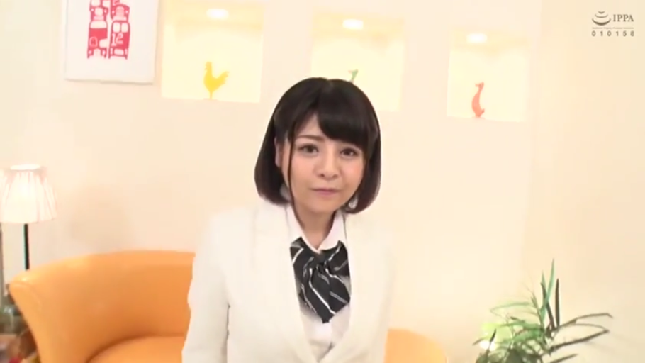 西装外套 · 中景 · 平静 · 台灯 · 客厅 · 正坐 · 注视镜头 · 短发