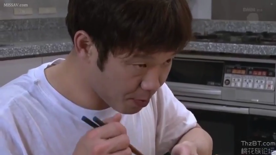 坐姿 · 专注 · 脸部特写 · 厨房 · 进食 · 白色T恤 · 筷子 · 中年男性