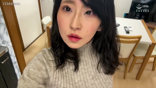 顔部のクローズアップ · 灰色高领毛衣 · 住宅室内