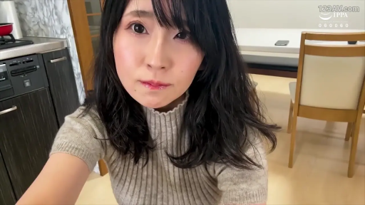 俯身 · 面部特写 · 对视 · 居家厨房 · 灰色紧身针织衫